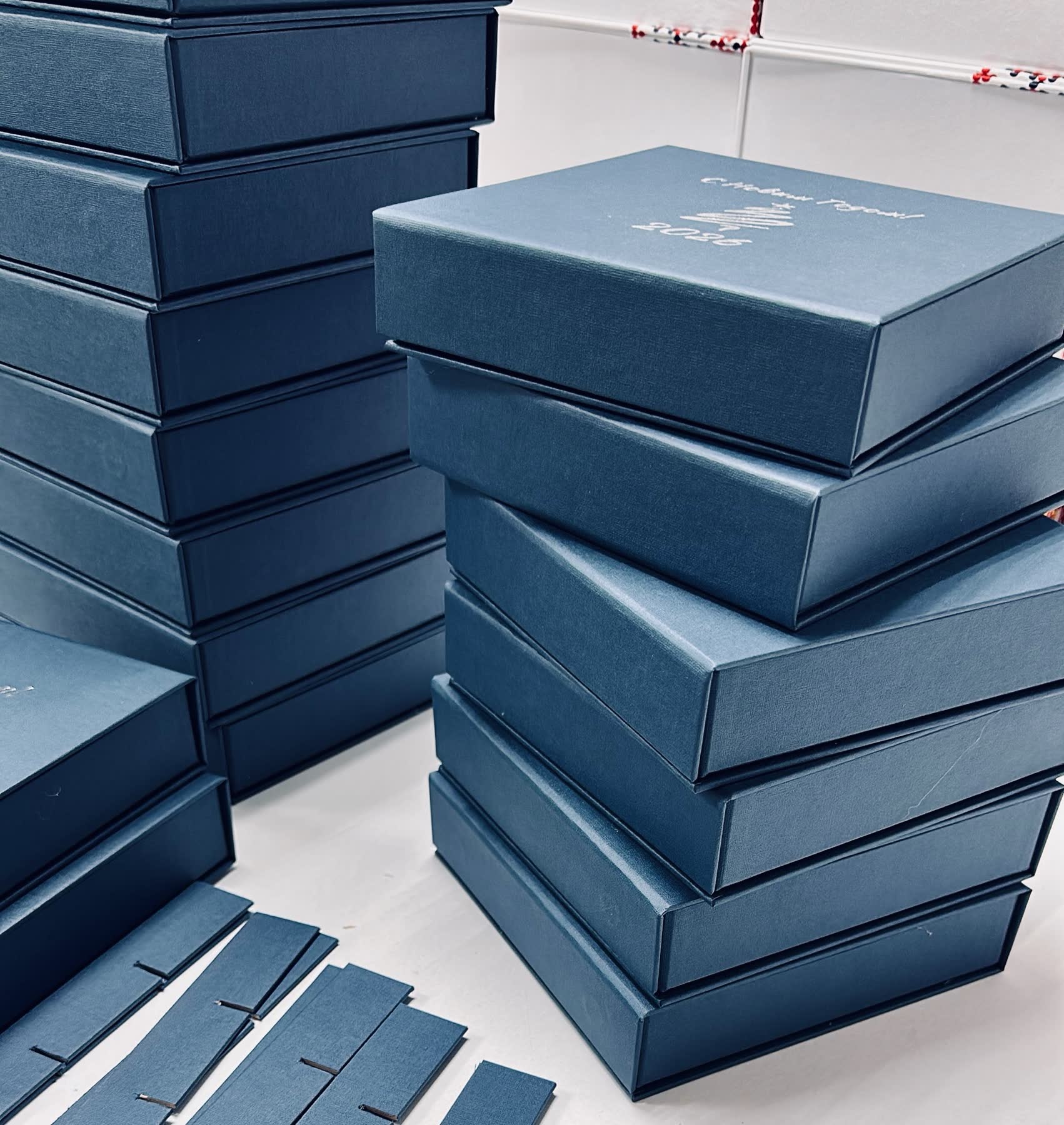 Синие подарочные коробки
